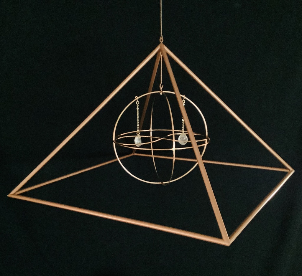 Pyramide avec sphère harmonisante cuivre