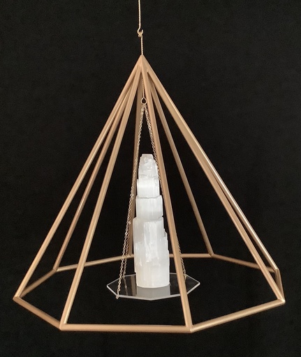 La pyramide octogonale dorée avec sélénite