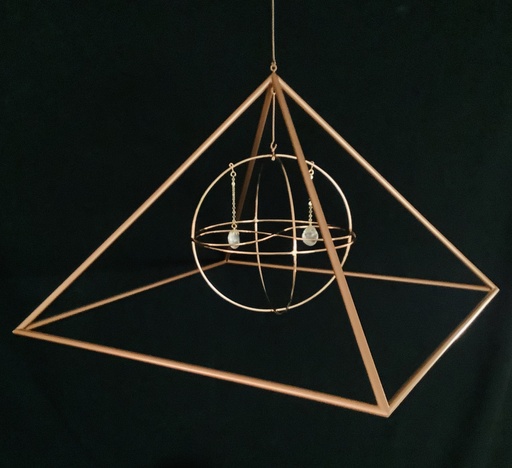 Pyramide avec sphère harmonisante cuivre